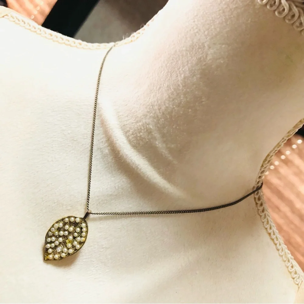 Vintage mini faux pearl leaf pendant on chain necklace
